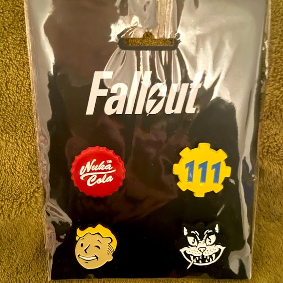 NWT 4-pack authentic Fallout pins by Bethesda - Picture 2 of 5